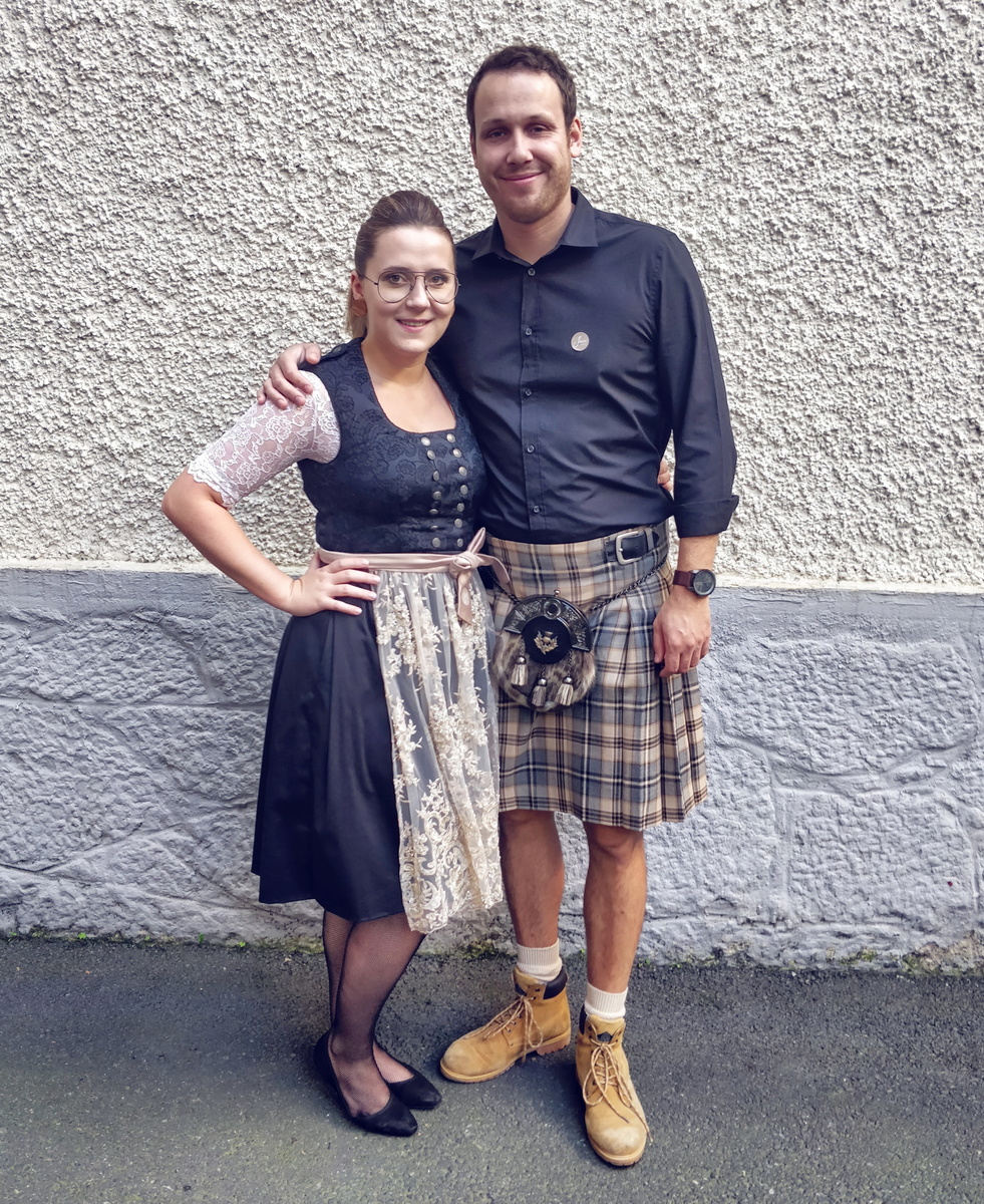 dunkles Dirndl und karierter Schottenrock